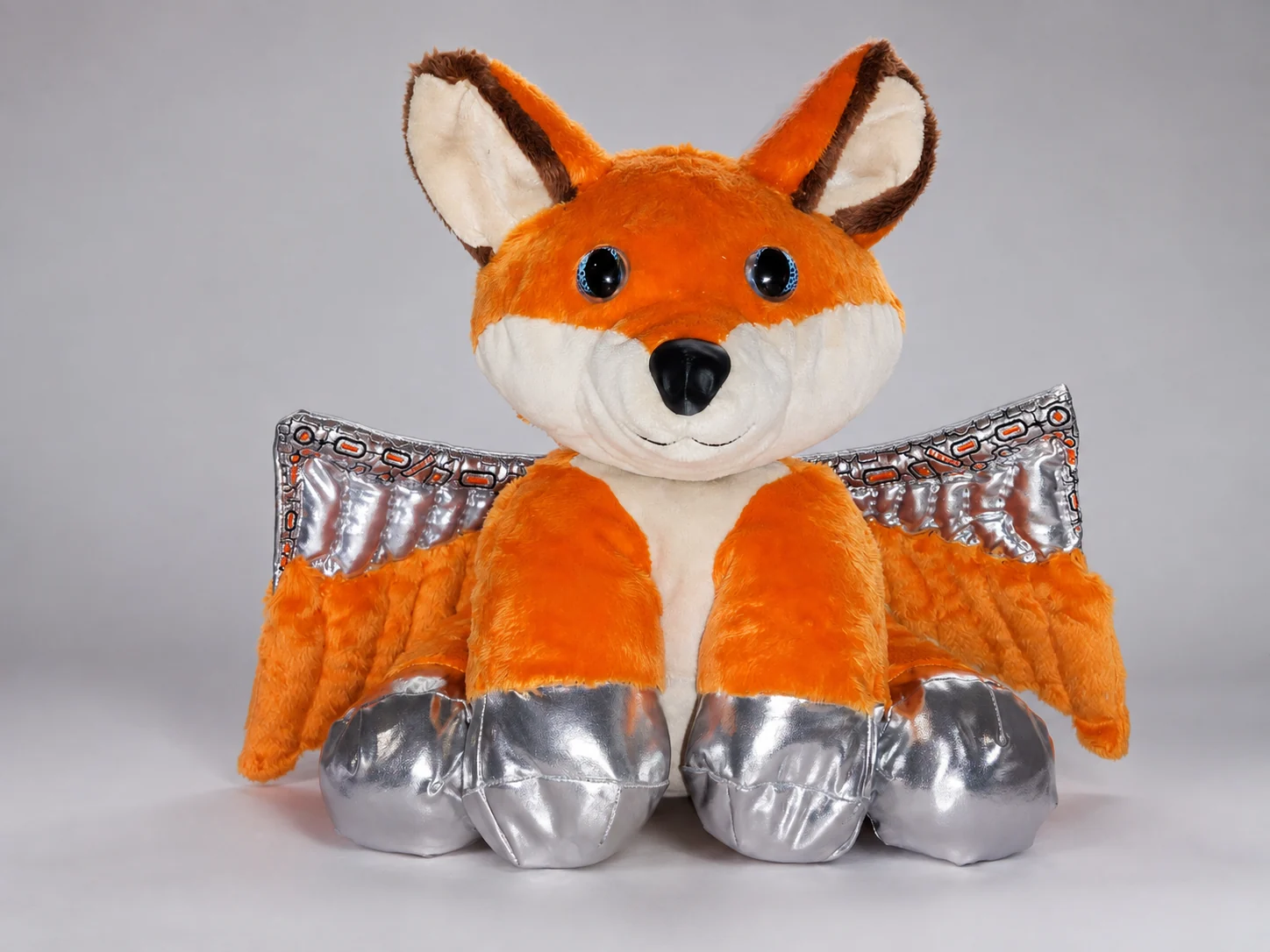 Handgefertigte orange Fuchsfigur mit Flügeln und silbernen Details