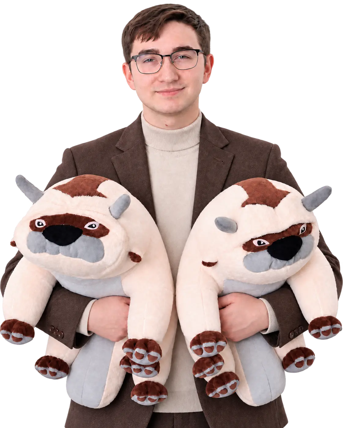 Oliver Gilmiyanov mit zwei selbst gefertigten Plüschfiguren